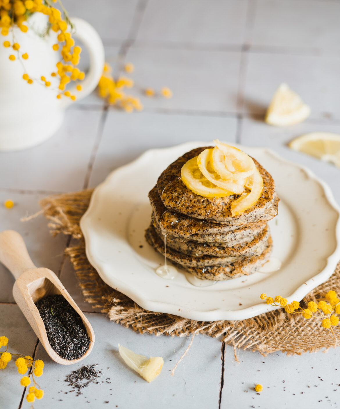 placuszki na mące gryczanej z makiem i cytryną. Podane z karmelizowanymi plasterkami cytryny