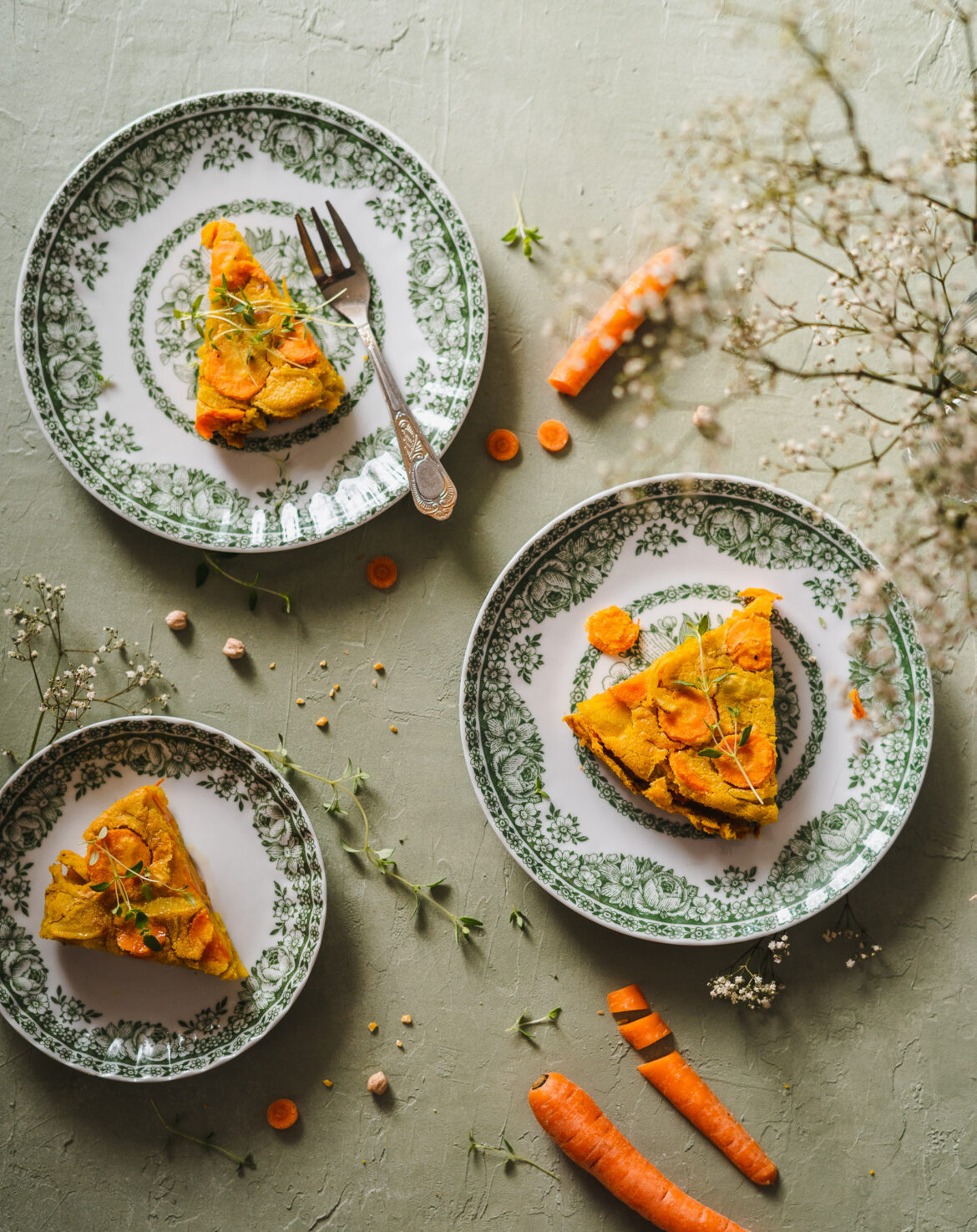 Tortilla marchewkowa na mące z ciecierzycy z dodatkiem cebuli