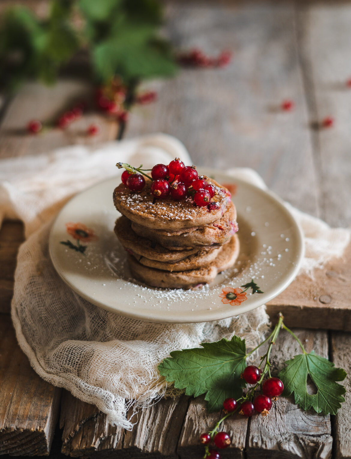 Puszyste placuszki na mące gryczanej z czerwoną porzeczką
