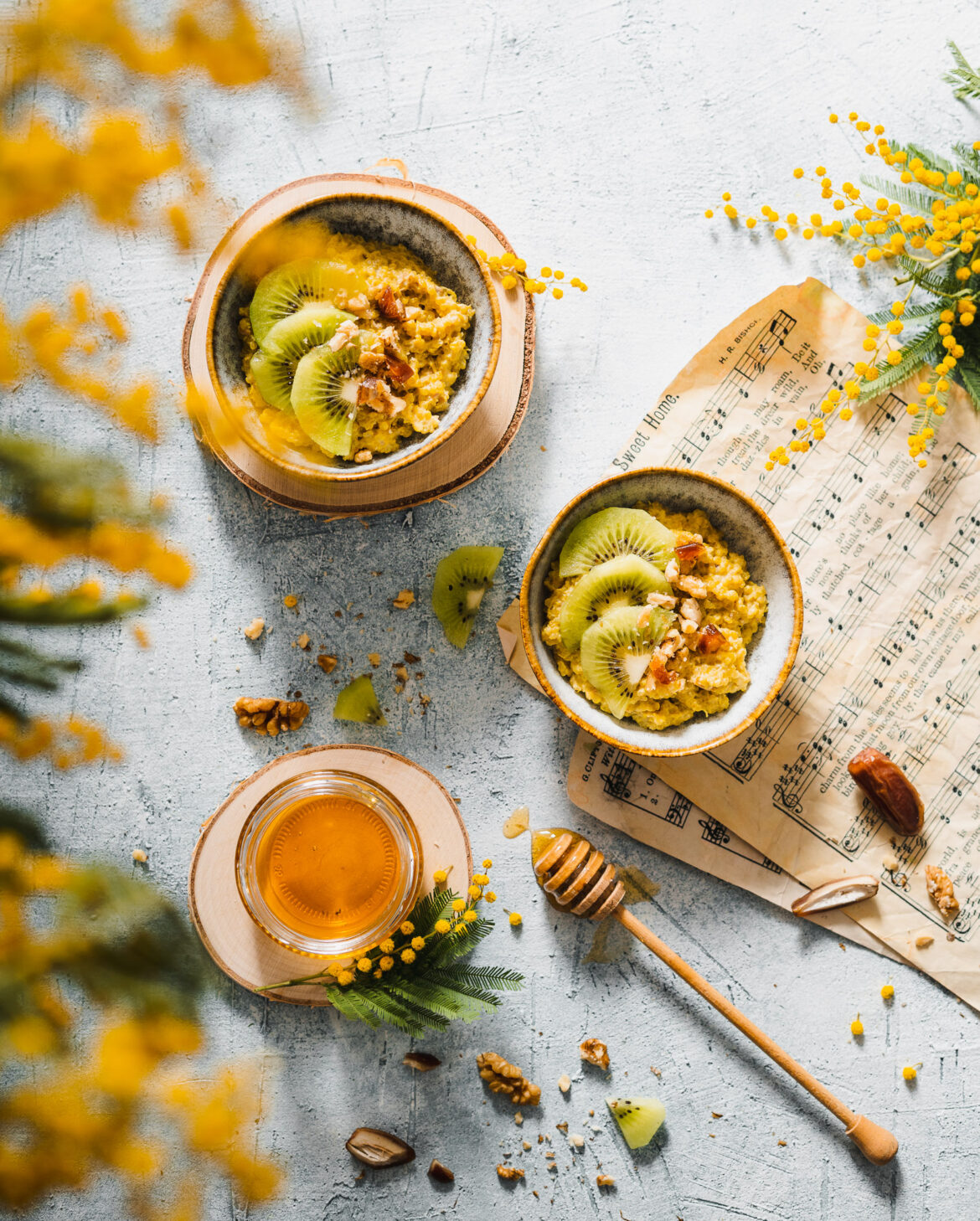 Komosanka z tahini kiwi i daktylami