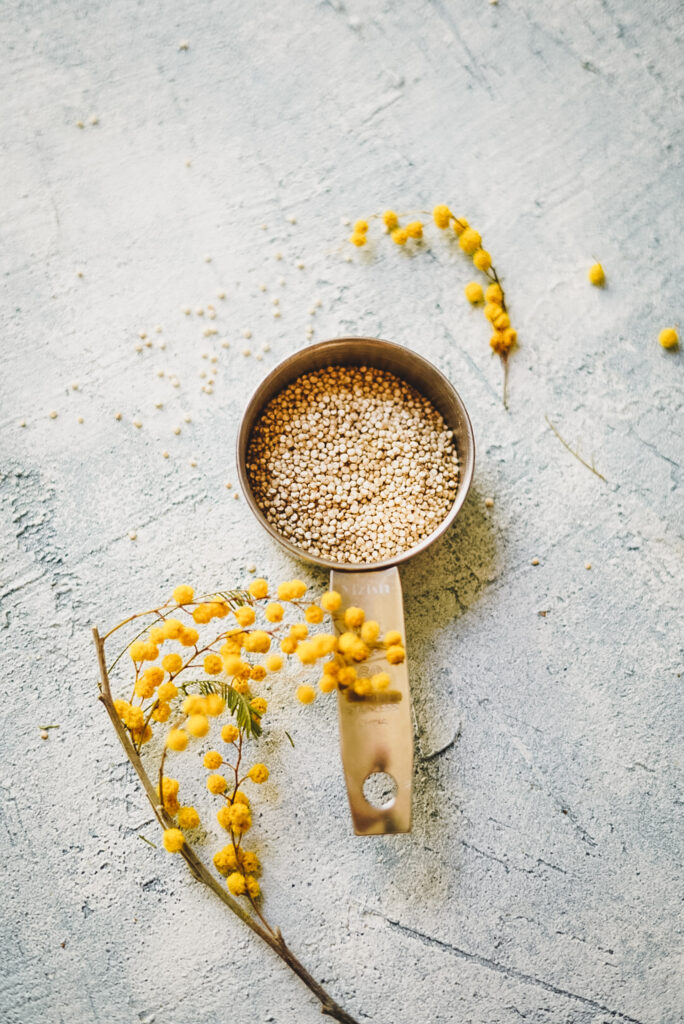 ziarno komosy w stalowej miarce kuchennej