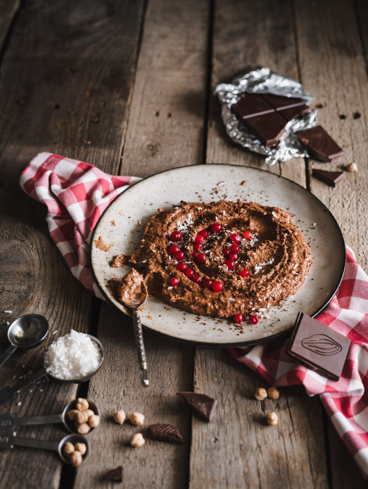 hummus czekoladowy z czekoladą i wiórkami kokosowymi