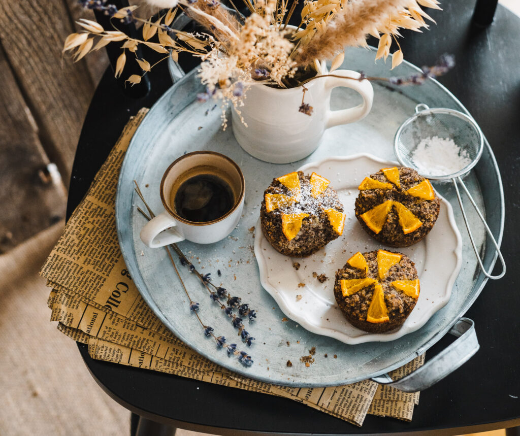 muffinki makowo-pomarańczowe z kawałkami pomarańczy na wierzchu