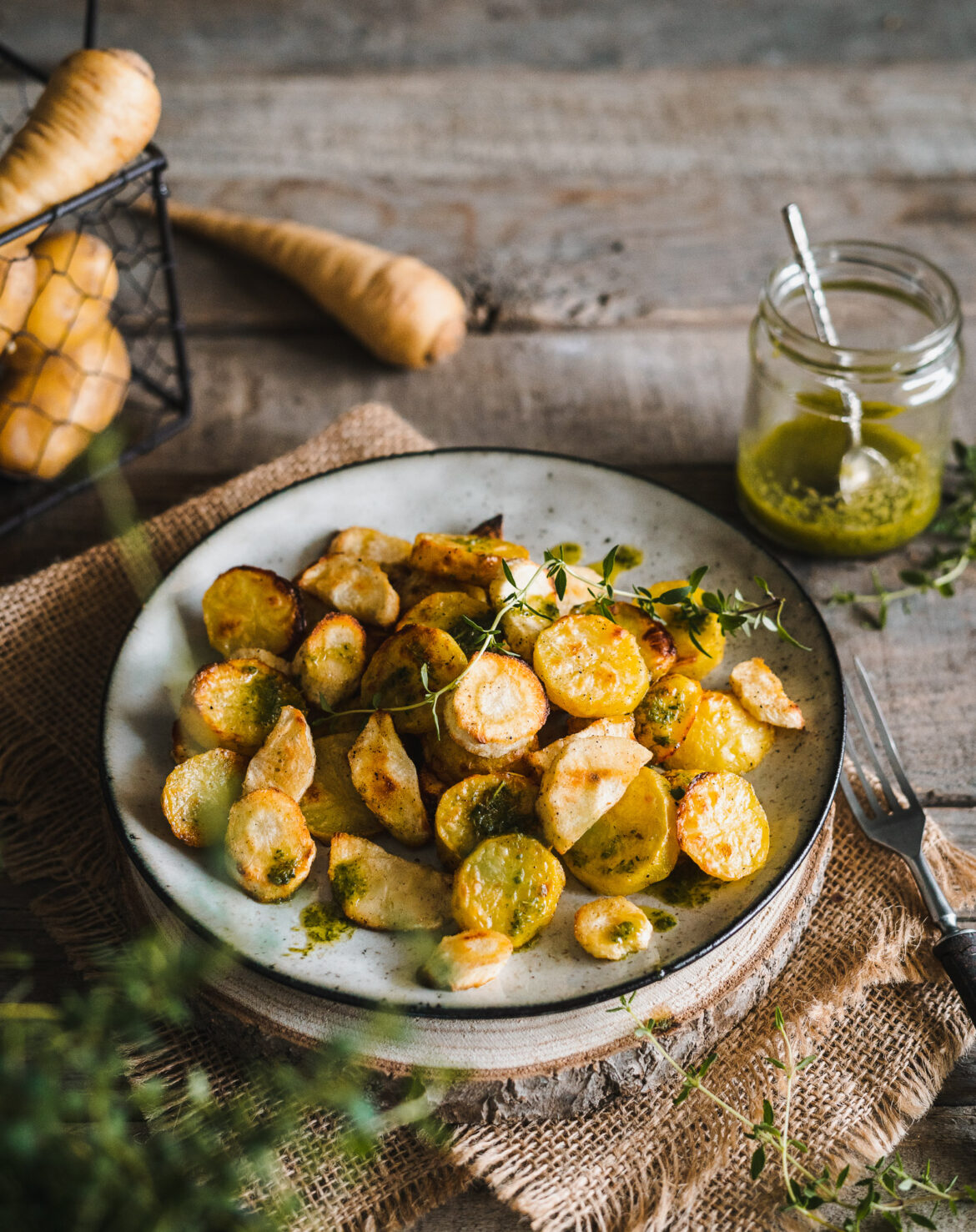 Pieczony pasternak z ziemniakami z dressingiem tymiankowym