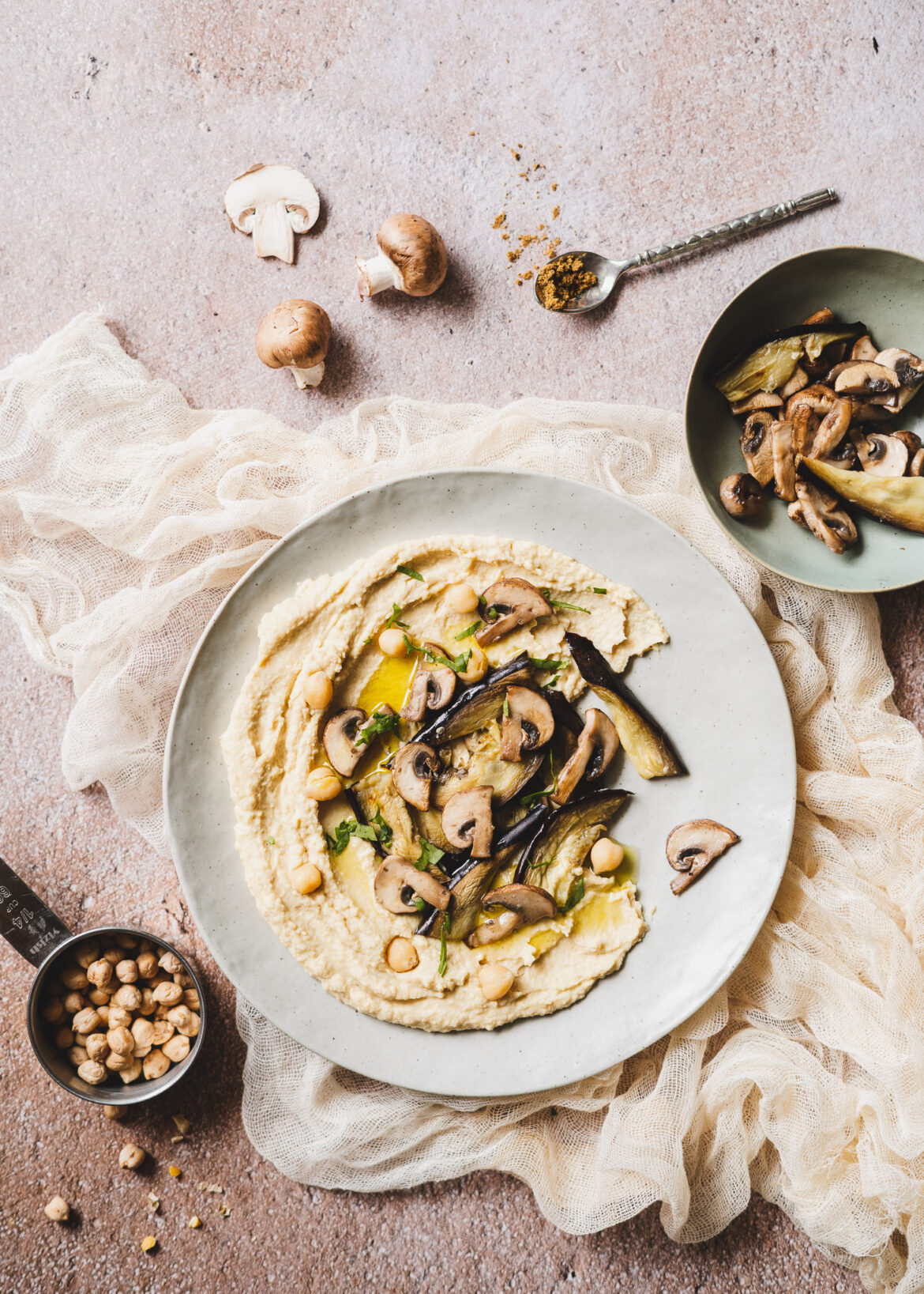 hummus na ciepło hummus na ciepło, pieczony bakłażan, smażone pieczarki, oliwa z oliwek