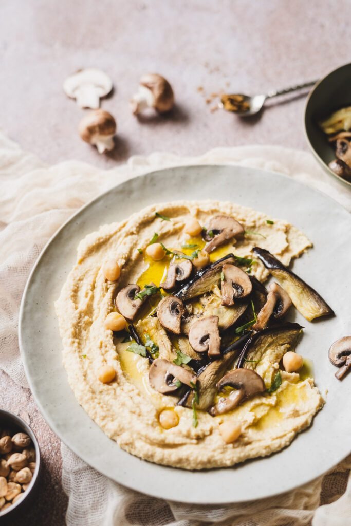 hummus na ciepło z warzywami i oliwą z oliwek