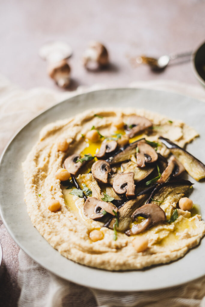 hummus na ciepło z bakłażanem i pieczarkami, polany oliwą z oliwek
