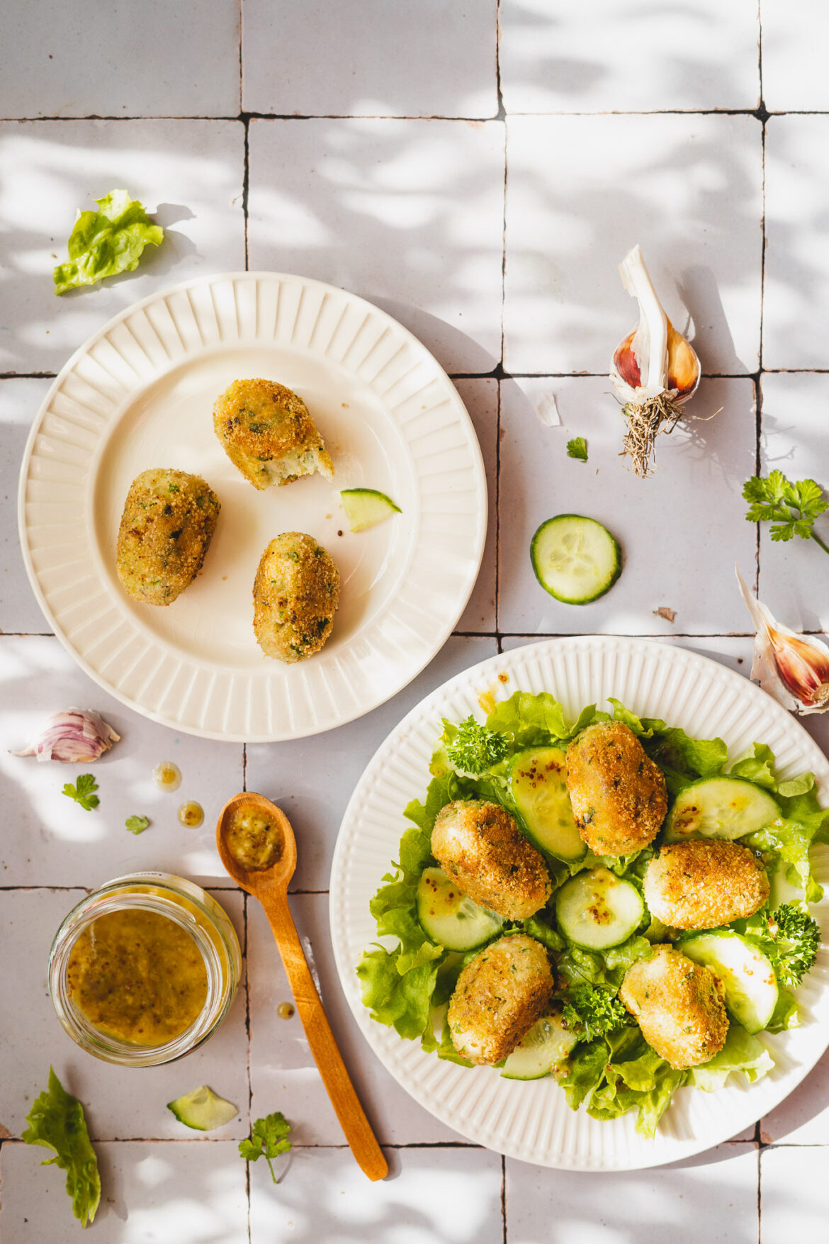 krokieciki ziemniaczane z dorszem sałacie z ogórkiem z dressingiem musztardowym
