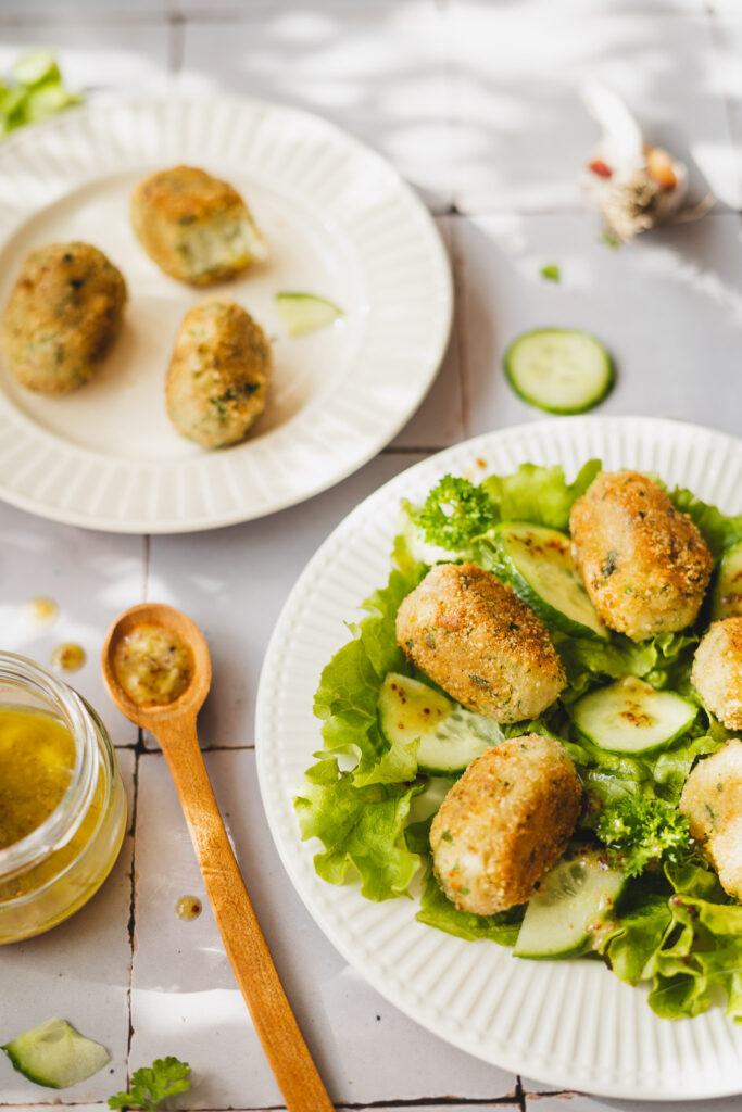 krokieciki ziemniaczane z dorszem na sałacie z ogórkiem