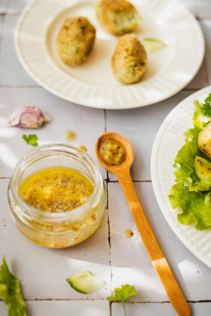 krokieciki ziemniaczane z dorszem, dressing miodowo-musztardowy.