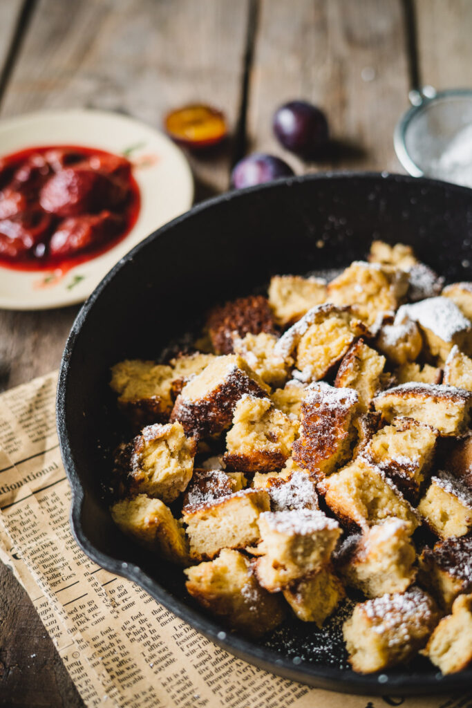 omlet cesarski ze smażonymi śliwkami