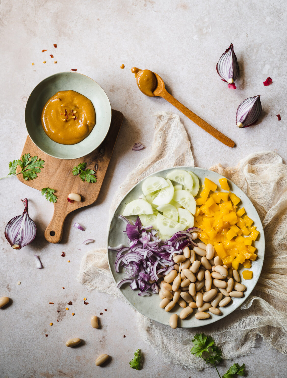 sałatka z mango, drobną fasolką, ogórkiem i czerwoną cebulką oraz dressingiem miso