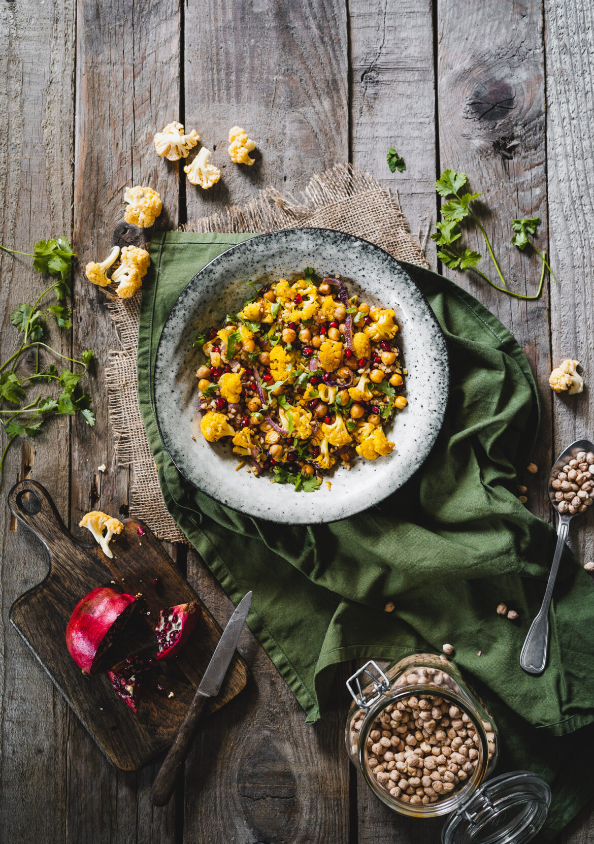 sałatka z patelni z kalafiorem, ciecierzycą, bulgurem i granatem