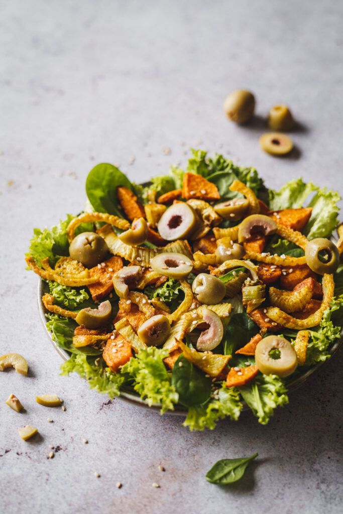 sałatka z pieczonym batatem i fenkułem z oliwkami i sezamem