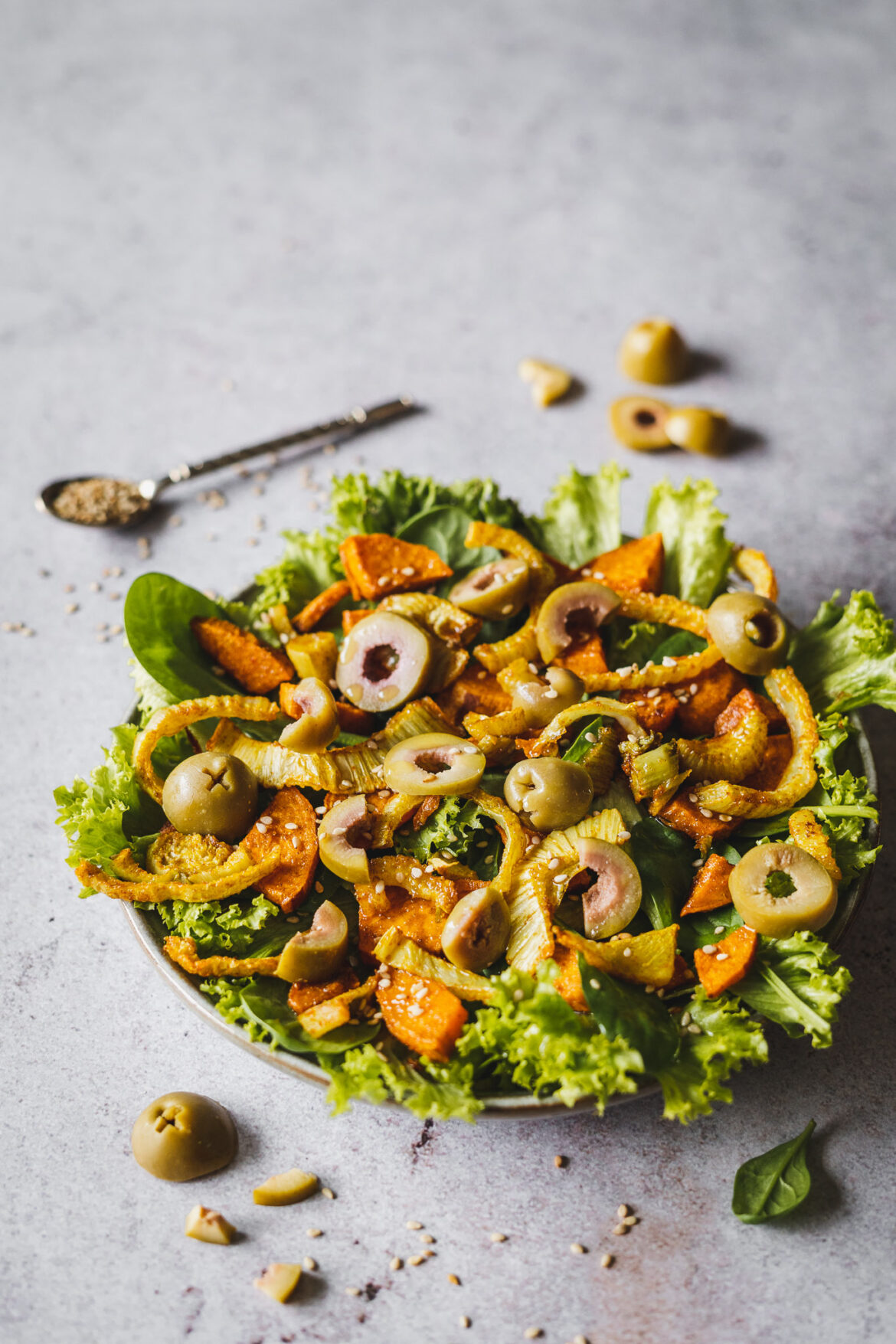 sałatka z pieczonym batatem i fenkułem w curry z oliwkami