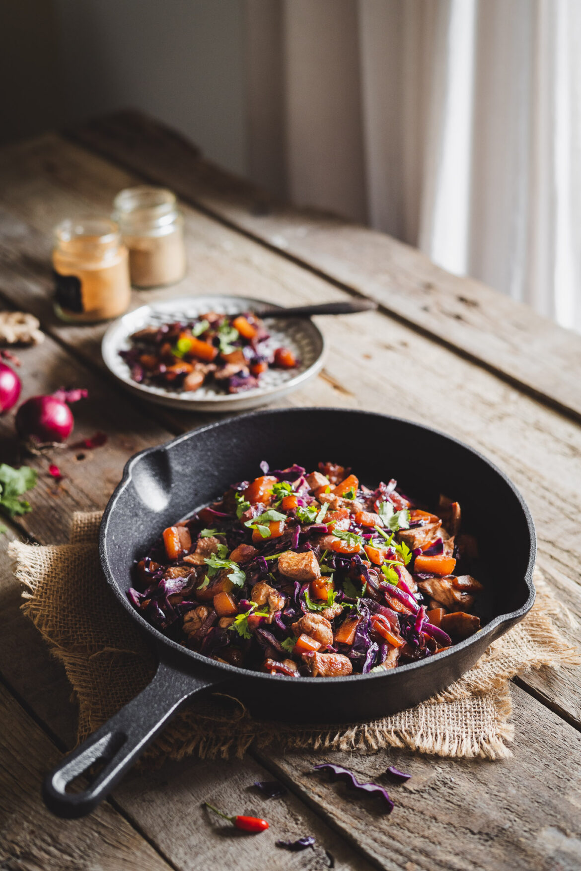 czerwona kapusta z dynią czerwona kapusta z dynią i kurczakiem z patelni z imbirem