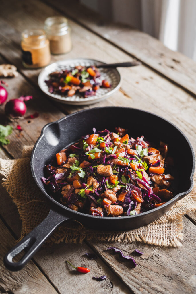 czerwona kapustą z dynią i kurczakiem o orientalnym smaku z patelni