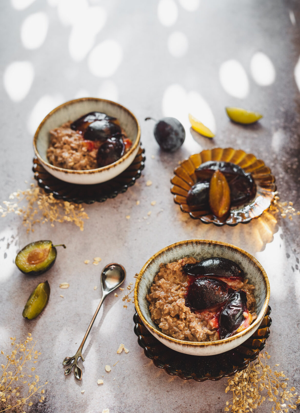 Owsianka czekoladowo-migdałowa ze smażonymi śliwkami