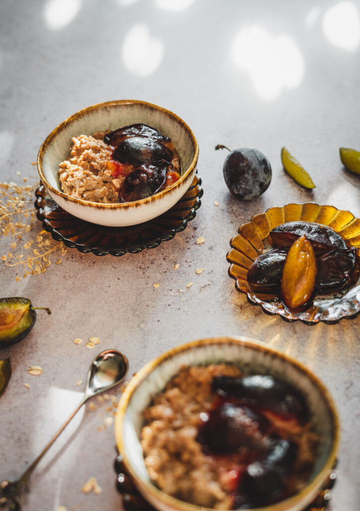 owsianka czekoladowo-migdałowa ze smażonymi owocami