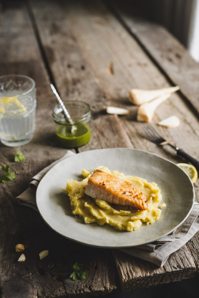 poieczony łosoś na puree ziemniaczano-pasternakowym z sosem pietruszkowym