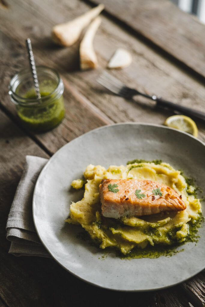 pieczony łosoś na puree ziemniaczano-pasternakowym z sosem pietruszkowym