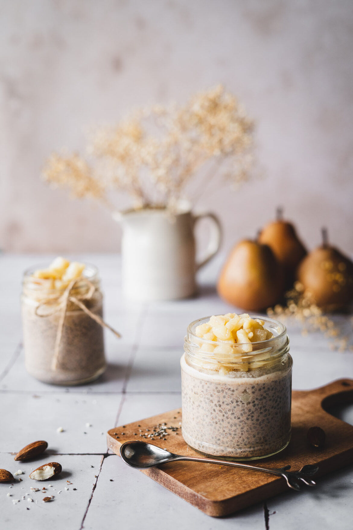 Migdałowy pudding chia z masłem migdałowym i smażoną gruszką