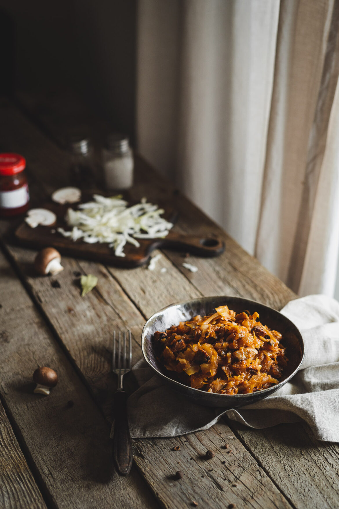 bigos bigos najprostszy z pieczarkami, grzybami, kiełbasą, boczkiem i mięsem