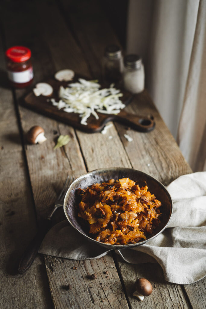 bigos najprostszy, z pieczarkami, kiełbasą i mięsem