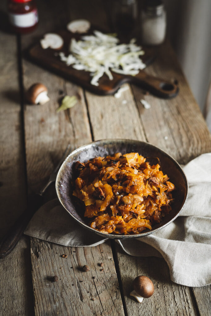 bigos najprostszy z suszonymi grzybami, pieczarkami, boczkiem, kiełbasą i mięsem