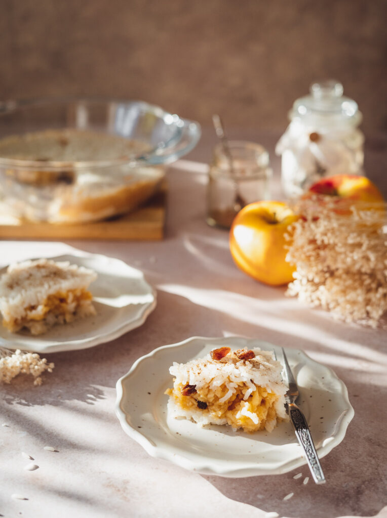 kokosowy ryż zapiekany z jabłkami, rodzynkami i cynamonem