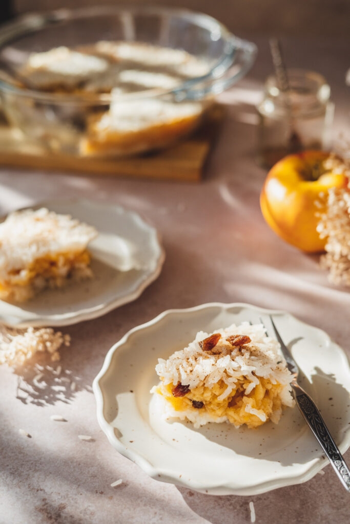 kokosowy ryż zapiekany z jabłkami, rodzynkami i cynamonem pokrojony na kawałki