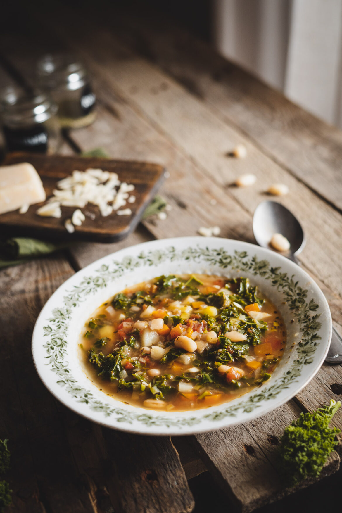 zupa ribollita toskańska zupa fasolowa Ribollita z pomidorami i parmezanem