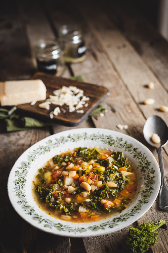 toskańska zupa fasolowa ribollita z jarmużem, marchewką, ziemniakami i parmezanem