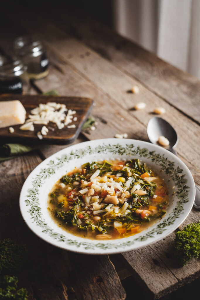 toskańska zupa fasolowa Ribollita z tartym parmezanem