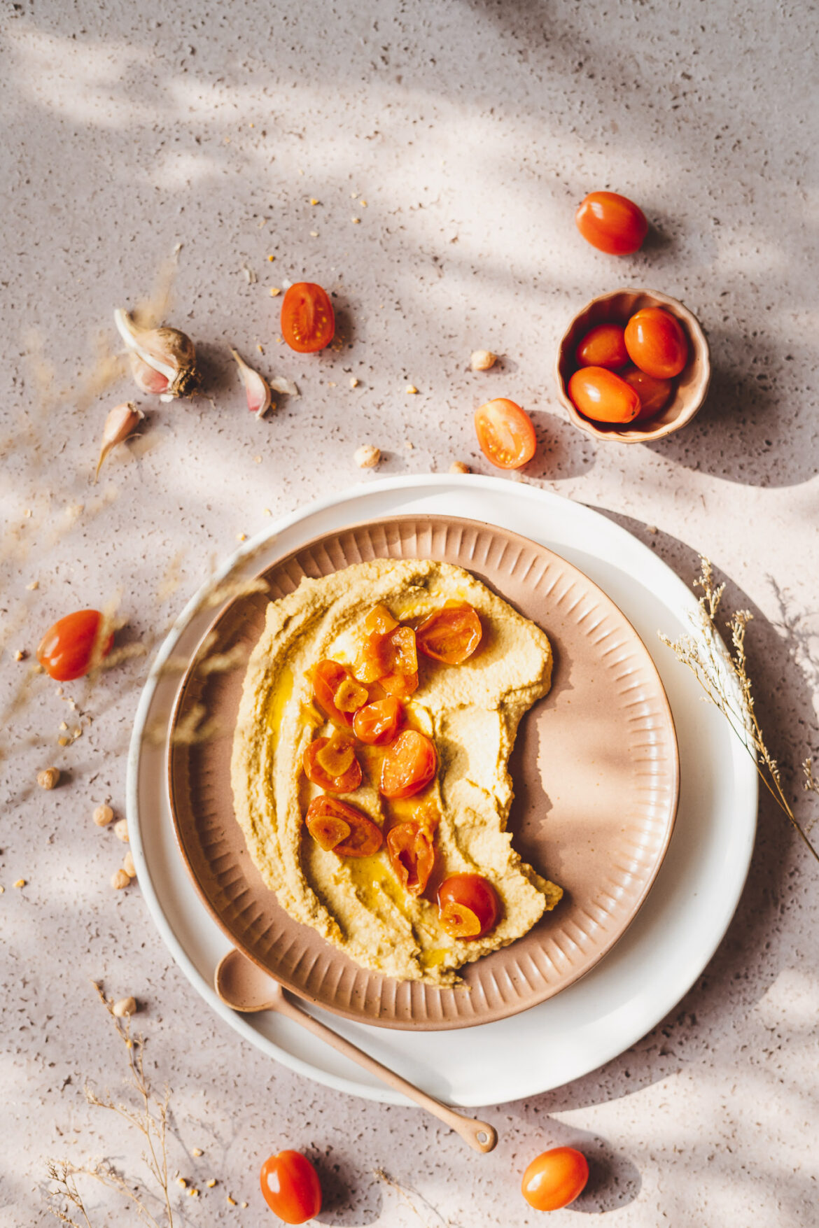 hummus ze smażonymi pomidorkami koktajlowymi