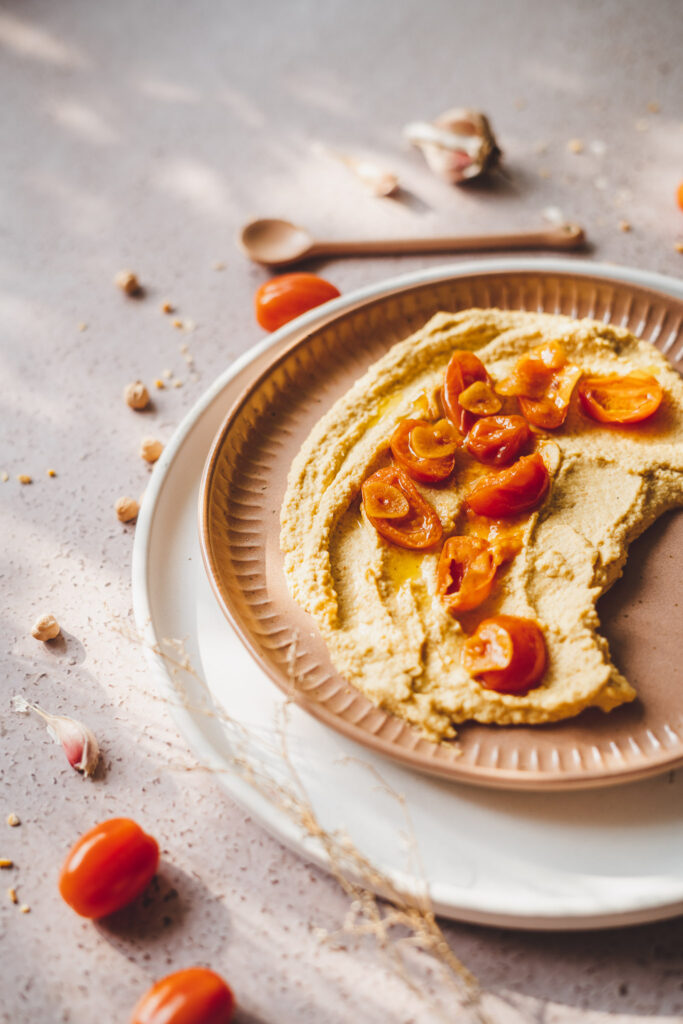 hummus z smażonymi pomidorkami koktajlowymi, czosnkiem i oliwą z oliwek