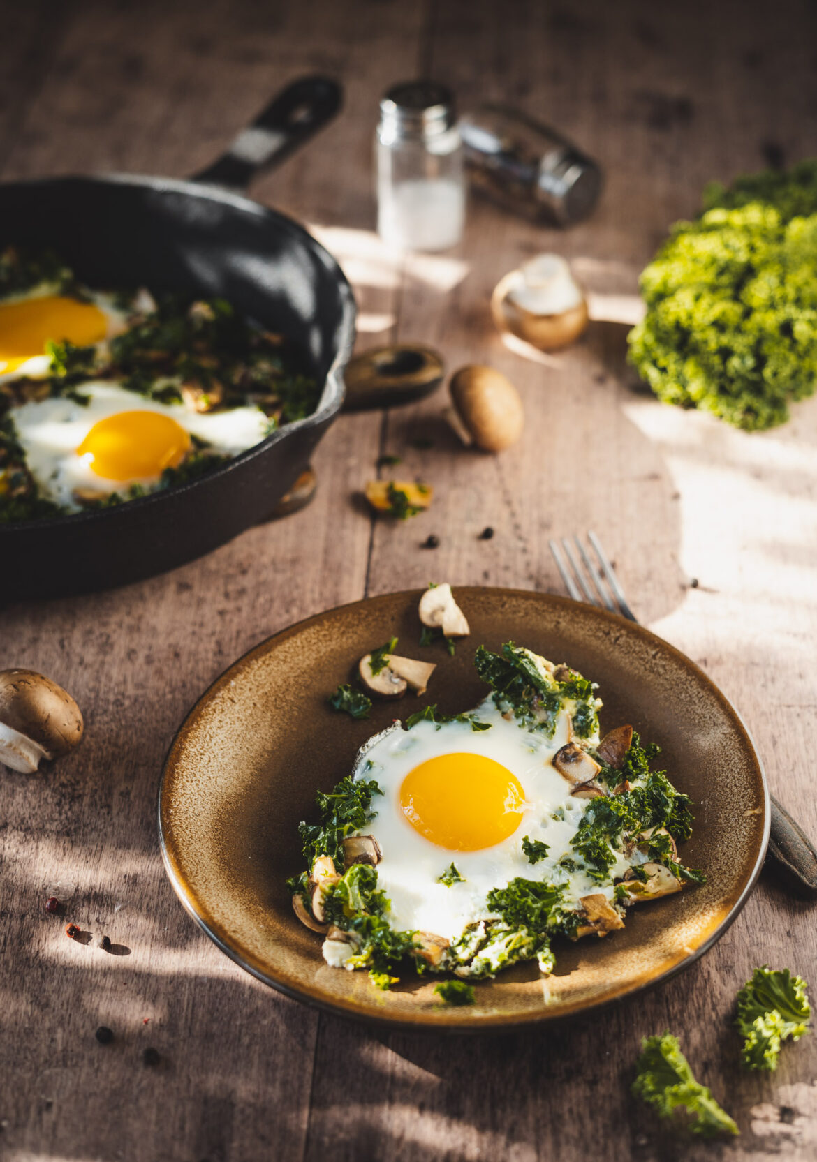 jajka sadzone jajka sadzone na jarmużu z pieczarkami