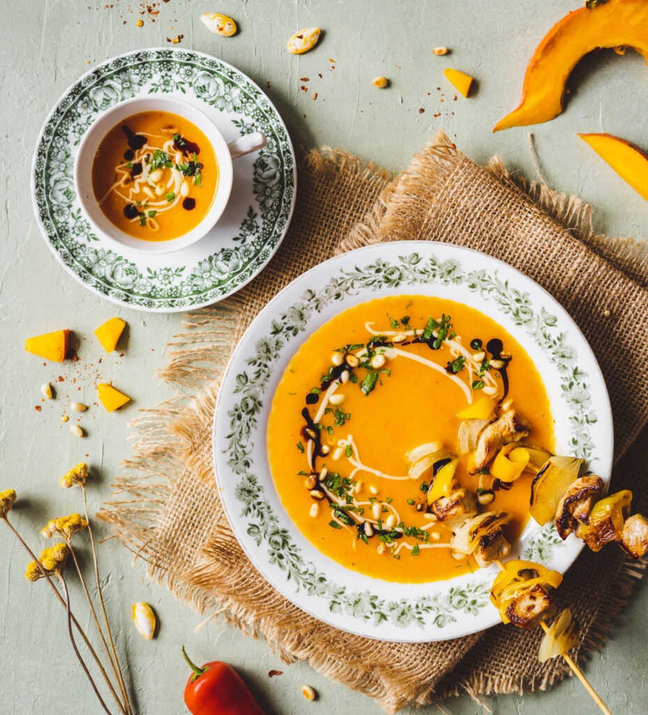 zupa krem dyniowa z szaszłykami z zieloną pietruszką, masłem migdałowym i orzeszkami pinii.