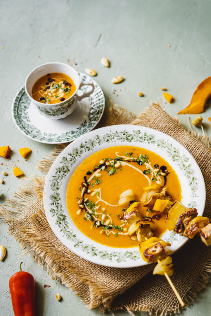 zupa krem dyniowa z szaszłykami z kurczaka, papryki i cebuli.