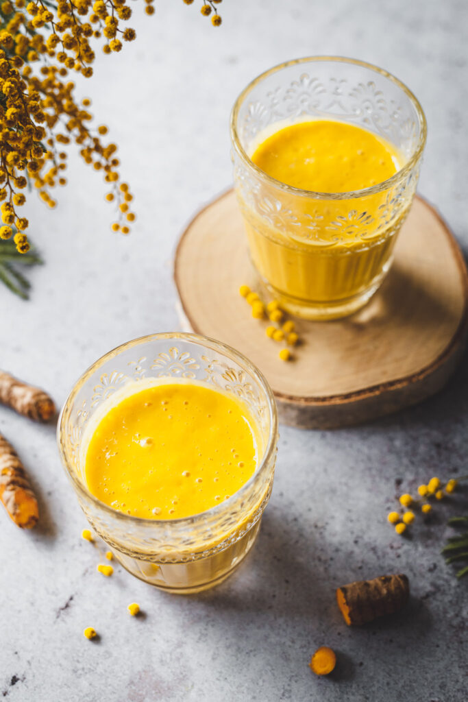 aksamitny koktajl z mango i kurkumy w szklance