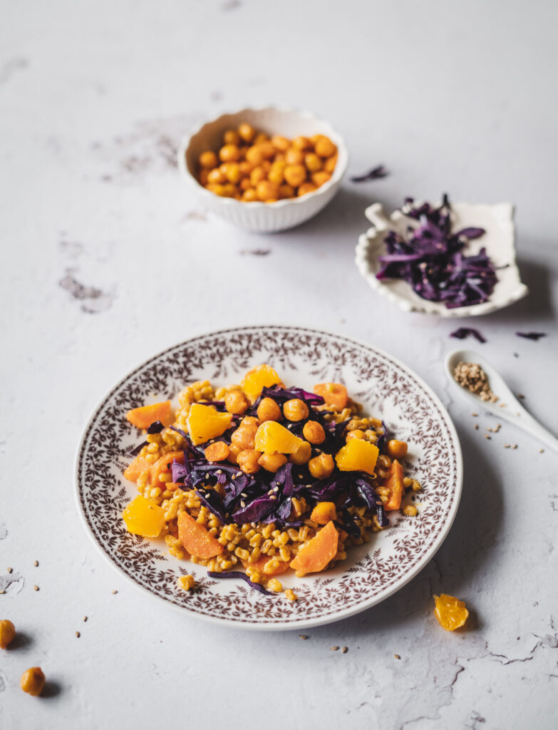 ryż orkiszowy z czerwoną kapustą, marchewką i sezamem