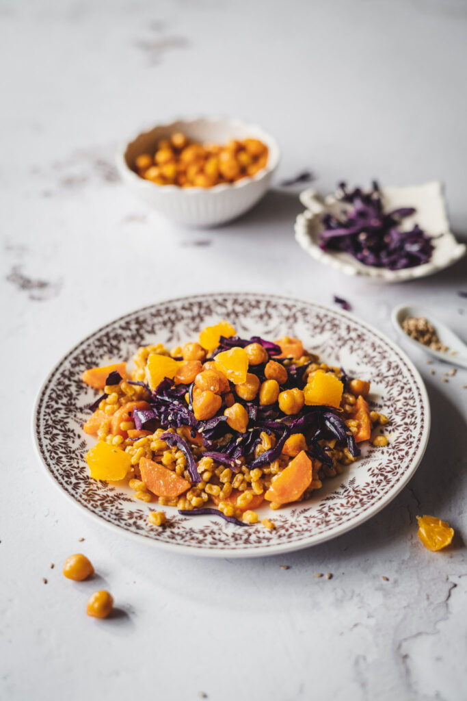 ryż orkiszowy z czerwoną kapustą, posypany sezamem