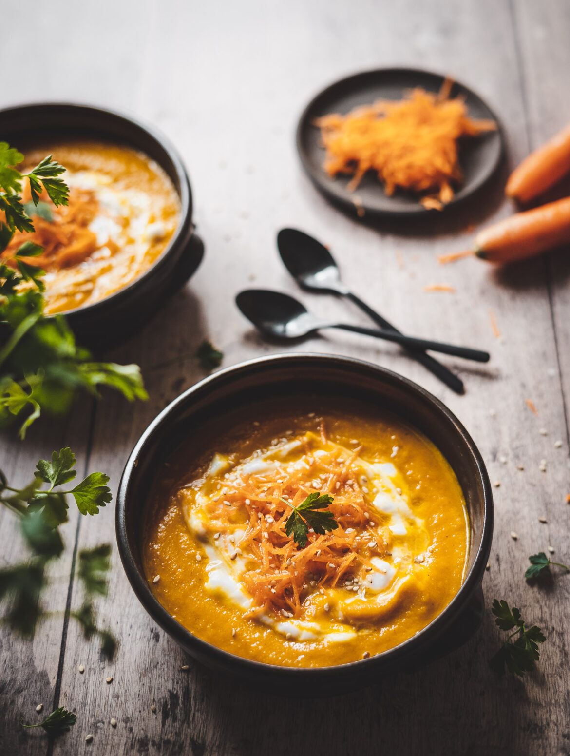 zupa krem z marchewki i batatem z jogurtem, startą marchewką i olejem sezamowym