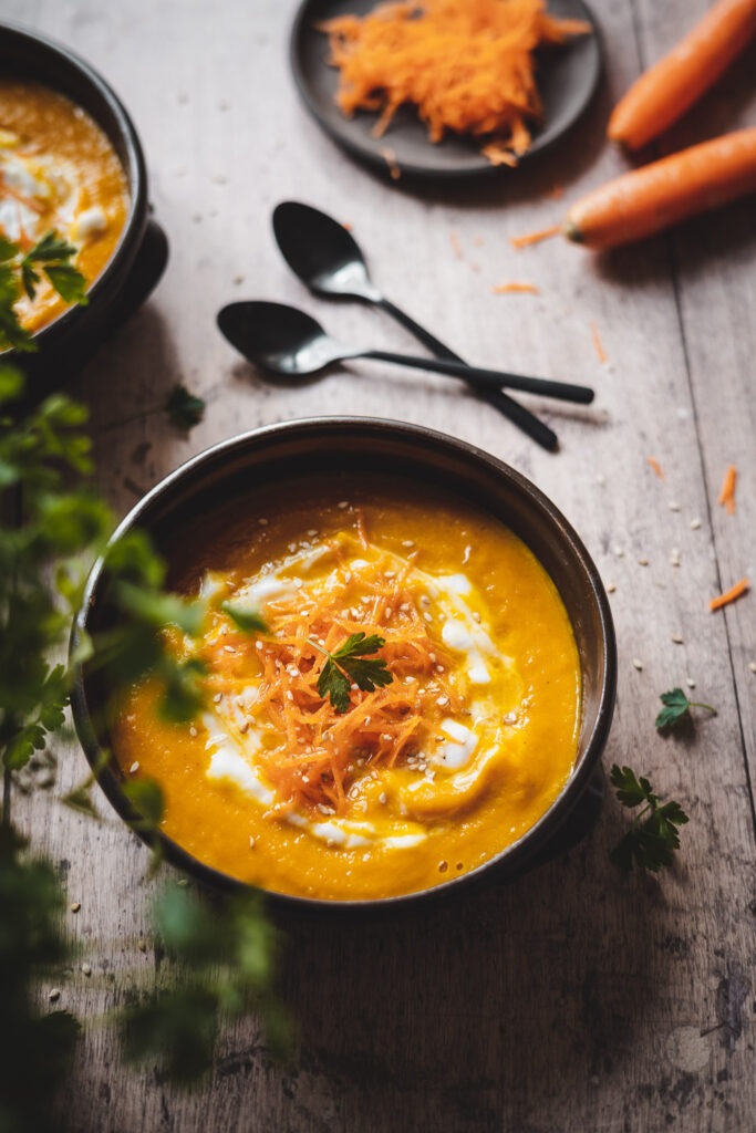 zupa krem z marchewki i batata z jogurtem kokosowym