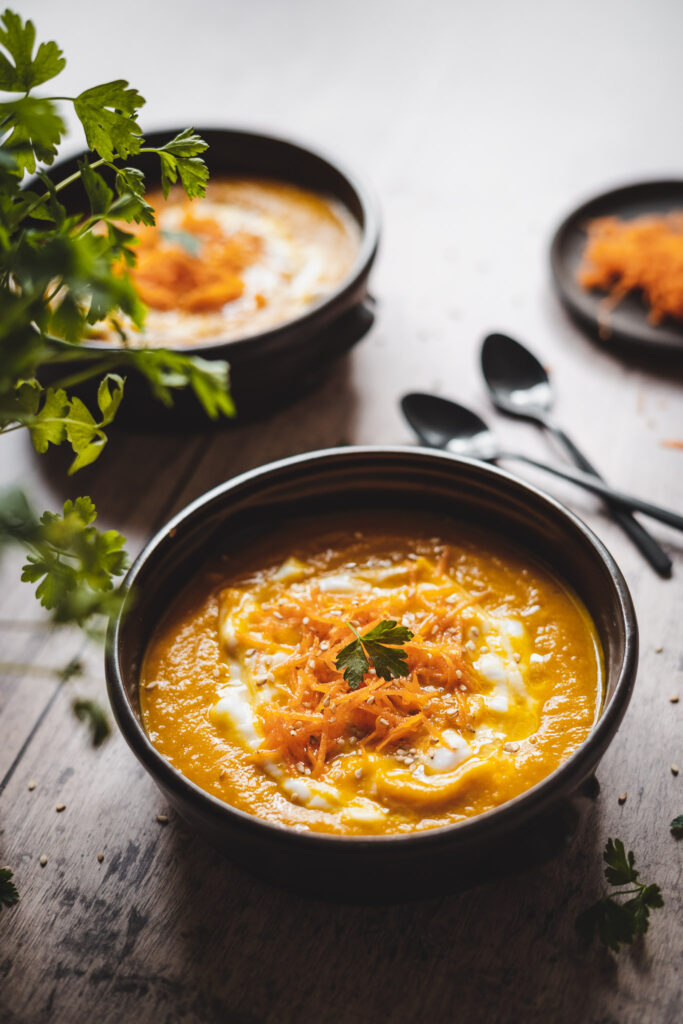 zupa krem z marchewki i batata ze świeżą, startą marchewką