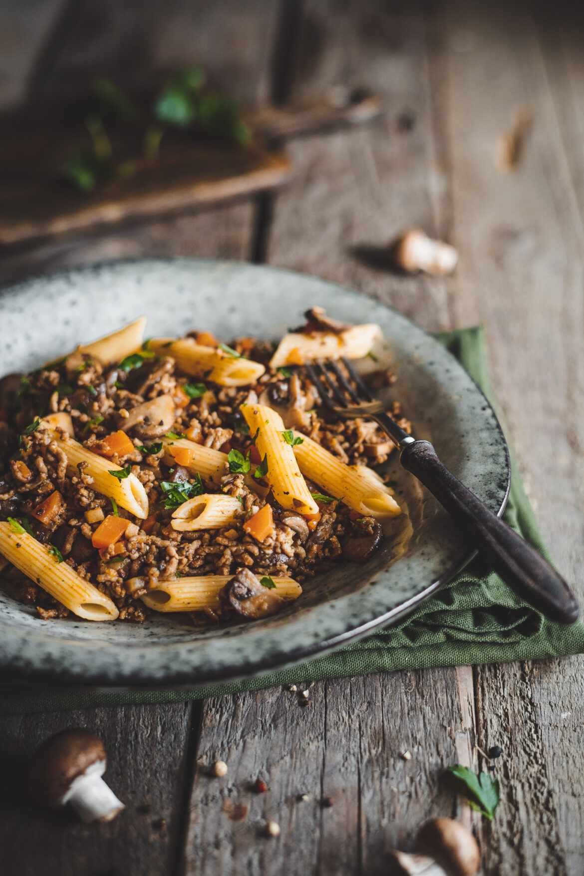 makaron z mięsem mielonym makaron z mięsem mielonym, marchewką, pieczarkami i zieloną pietruszką