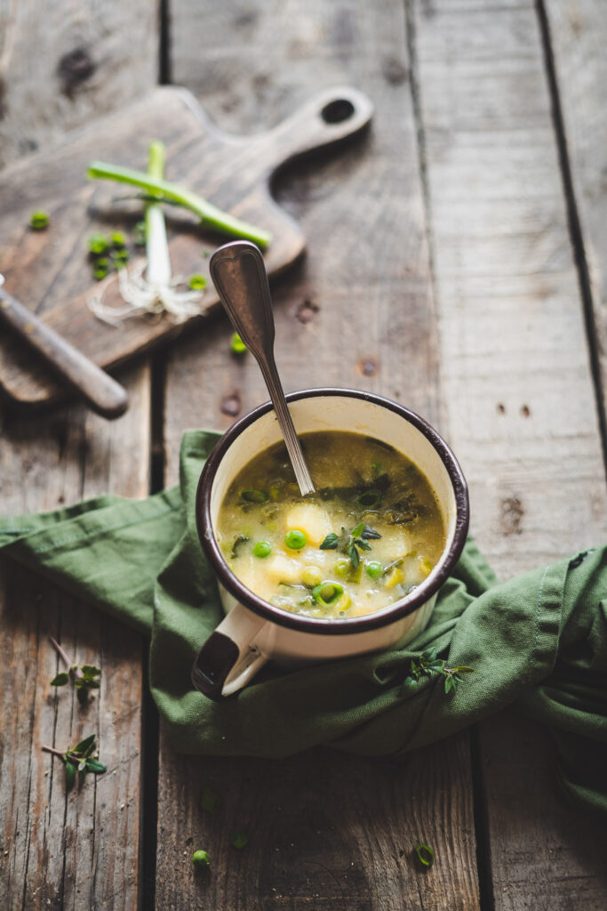 zupa z zielonej cebulki w kubeczku