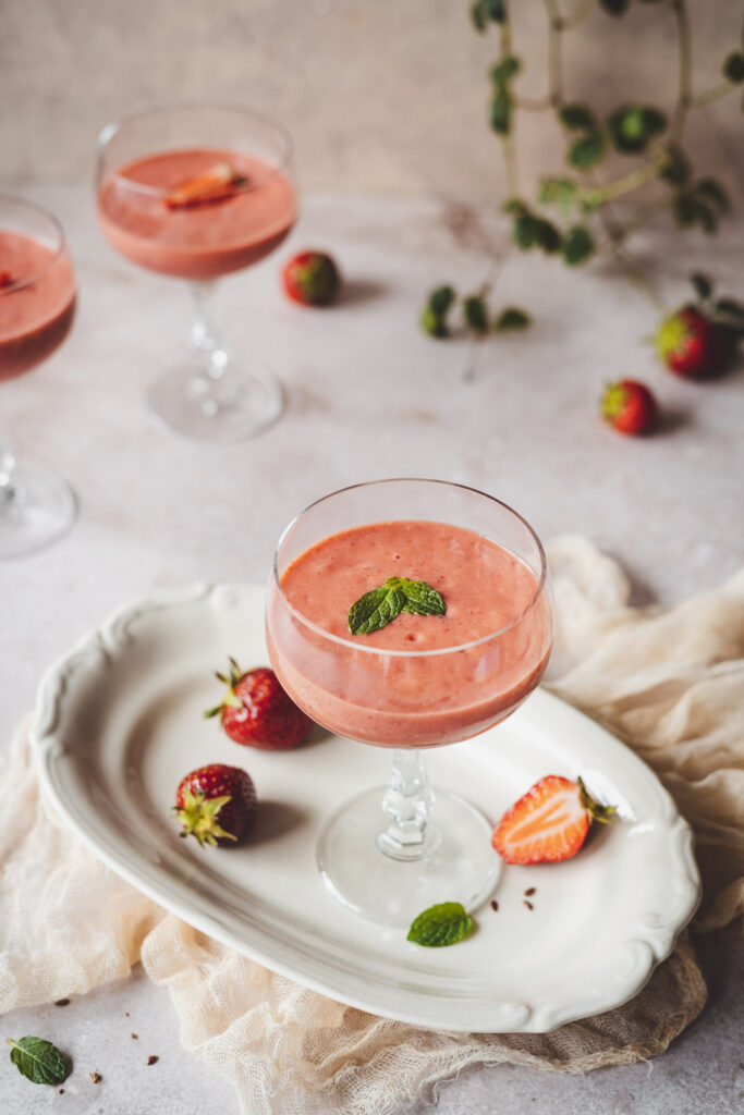 koktajl truskawkowy ze smażonym rabarbarem w kieliszku