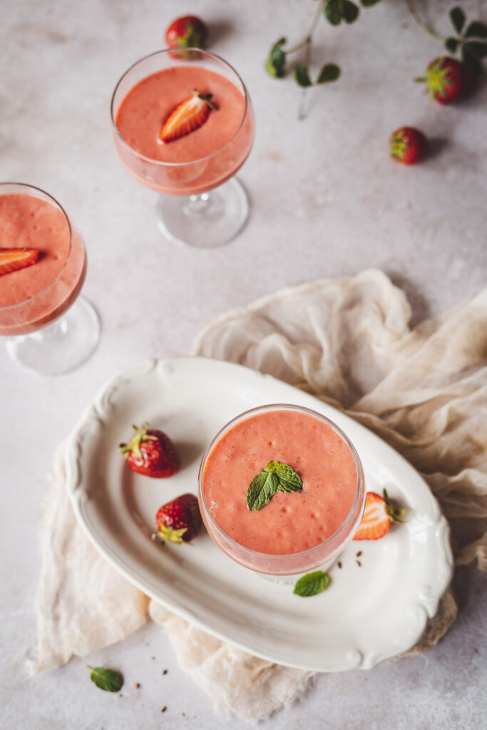 koktajl truskawkowy ze smażonym rabarbarem, świeże truskawki i mięta