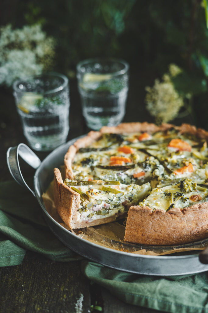 Quiche ze szparagami i brokułem, a także szynką i nadzieniem jajecznym